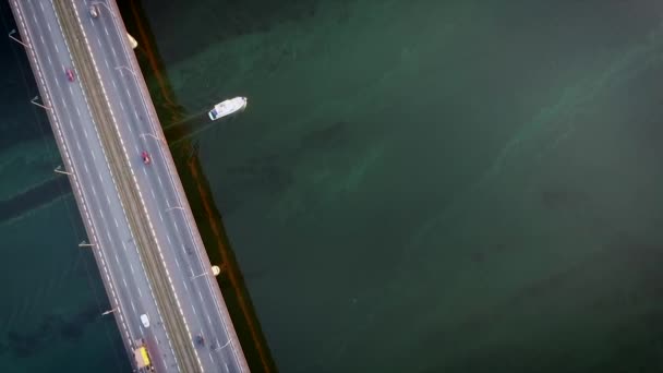 Lanzamiento Paso Bajo Puente Con Coches Agua Verde Crecimiento Algas — Vídeo de stock