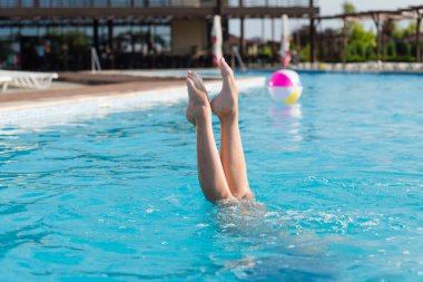 Güzel kadın bacaklar sudan sopa