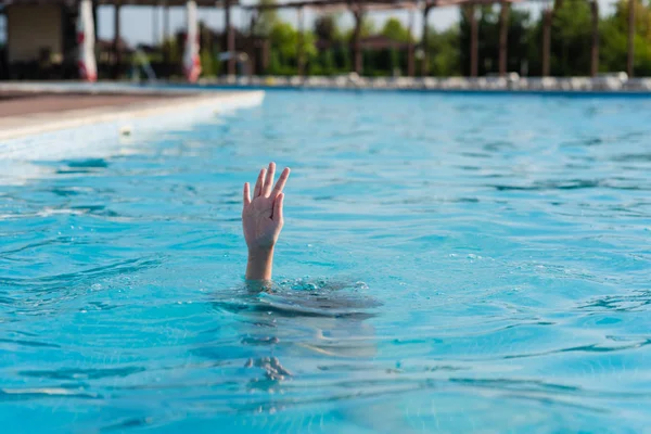 Mano de un ahogado en una piscina . —  Fotos de Stock