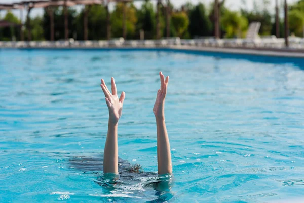 Mujer y dos hadns en la piscina —  Fotos de Stock