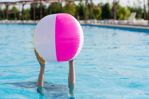 Two hands hold inflatable ball — Stock Photo, Image