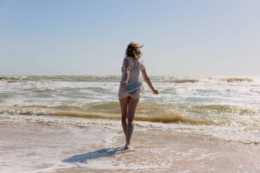 Mutlu kadın hareketi ve sahil gün boyunca dans.