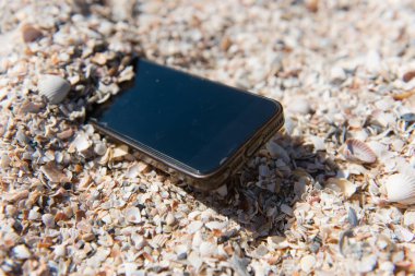 Açık havada yakın siyah perde ile Smartphone