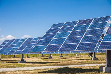 güneşli gökyüzü güneş enerjisi panelleri