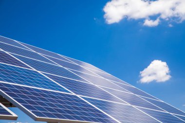 Fotovoltaik panel yakın mavi bir gökyüzü bulutlu yansıması ile çekim