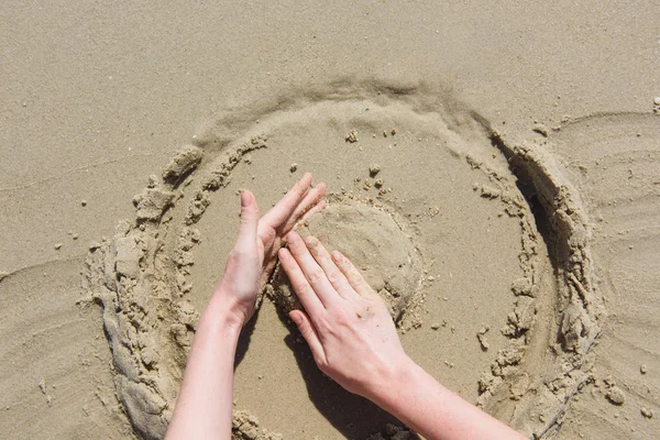 Mãos Das Mulheres Fazem Castelo Areia Praia Vista Cima — Fotografia de Stock