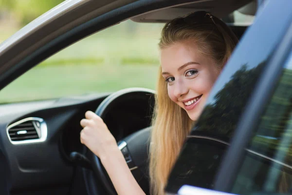 Muito feliz jovem loira carro de condução — Fotografia de Stock