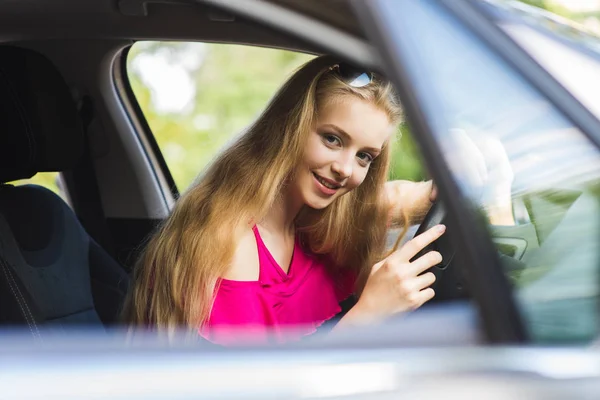 Retrato de menina bonita posando no carro — Fotografia de Stock