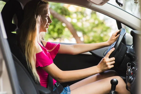 Bild av unga kvinnliga körning och leende — Stockfoto