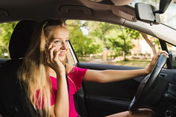Menina motorista falar por telefone celular no carro — Fotografia de Stock