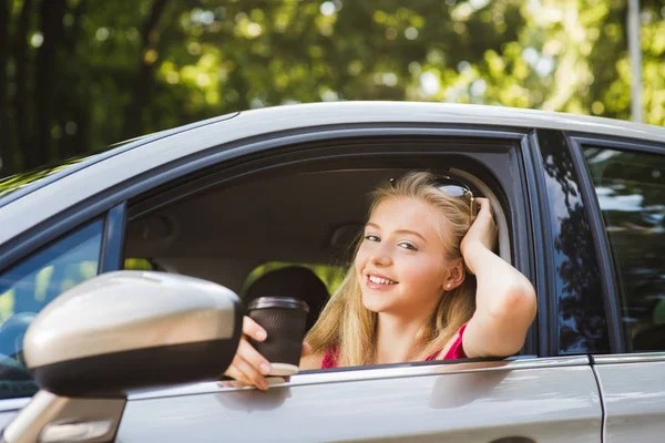 Girl smile and pose in car driver seat — Stock Photo, Image