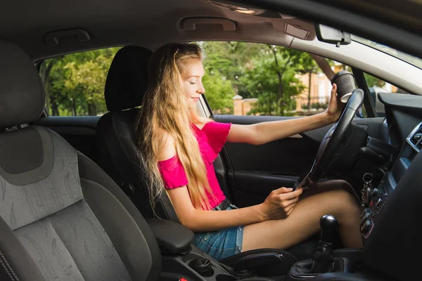 Young girl driver with tablet in car — Stock Photo, Image