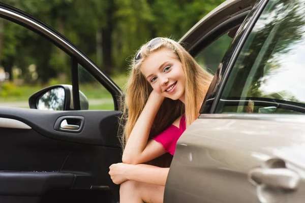 Junge Frauen Lächeln Und Posieren Fahrzeug — Stockfoto