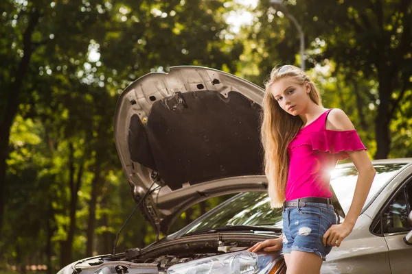 壊れた車で魅力的な若いブロンドの女性 — ストック写真