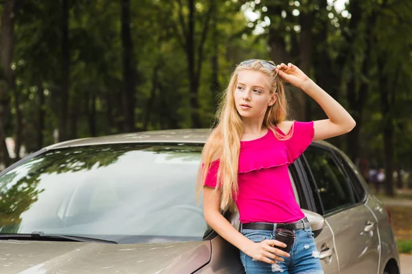 Menina posar perto de carro com óculos e copo — Fotografia de Stock