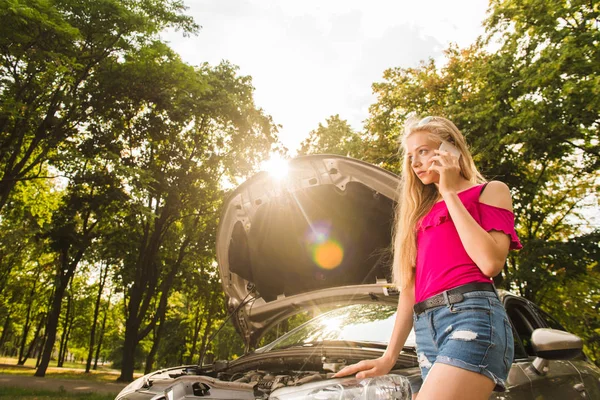 Girl make a call about broken transport — Stock Photo, Image