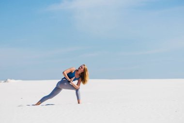 Kahraman yoga poz çölde namaste ile varyasyon