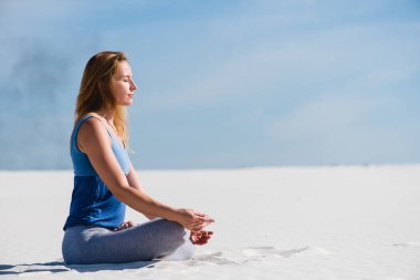 Kadın sakin ol lotus yoga poz çölde