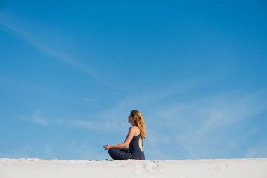 Kadın meditasyon çöl kumulları arka içinde