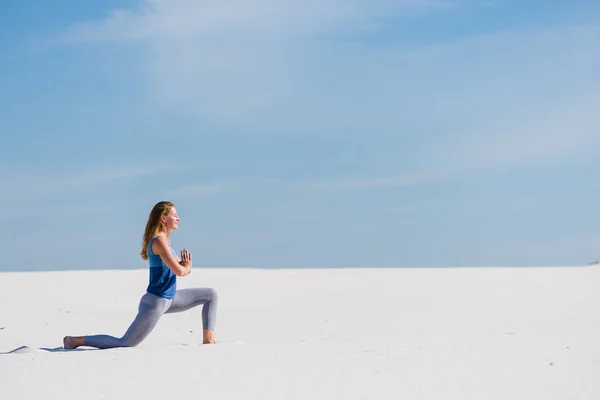 Femeia face yoga erou pozează în deșert — Fotografie, imagine de stoc