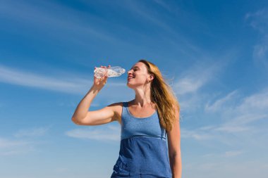 Çekici kadın içki su şişe açık havada