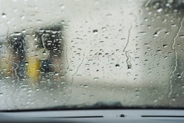 Rainndrops ve bokeh araç camına