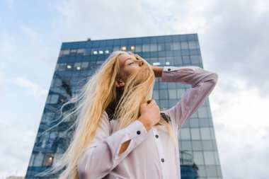Bluz poz açık havada blondy genç kadın moda