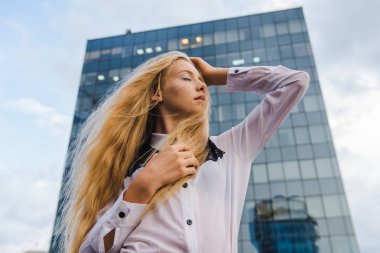 Office bak açık havada şık genç kadın poz