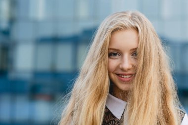 Çekici blondy bir gülücük ver açık havada yakın kadar