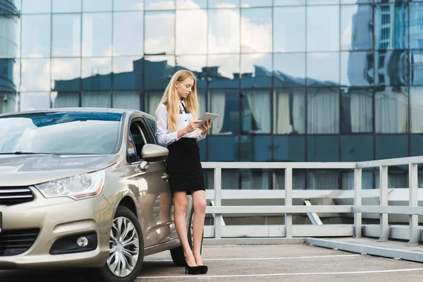 Açık havada tablet ile genç ciddi iş kadını