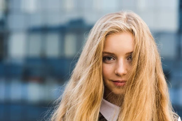 Porträt einer blonden jungen Frau aus nächster Nähe — Stockfoto