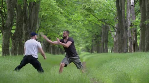 Houten messen strijd tussen twee mannen buiten — Stockvideo