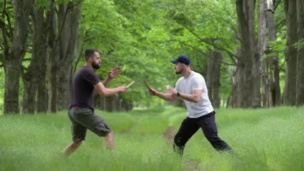 야외에서 칼 싸움의 슬로우 모션 촬영 — 비디오