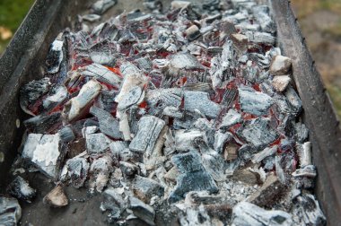 Kömürlerin yanma ve kül smoldering kapat