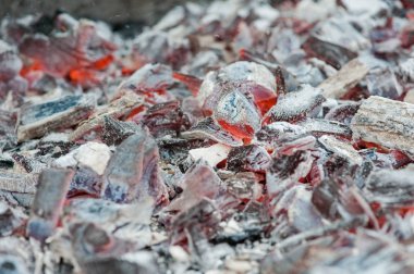 Sıcak kömür yakın çekim için barbekü açık havada