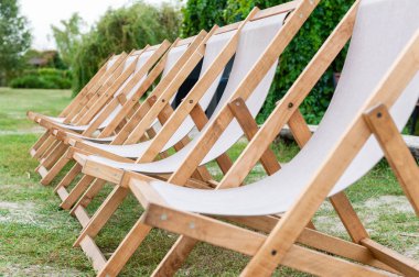 Üç beyaz ahşap sandalye yakın çekim lounge