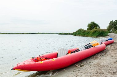 Plajda şişme kırmızı tekne kayık