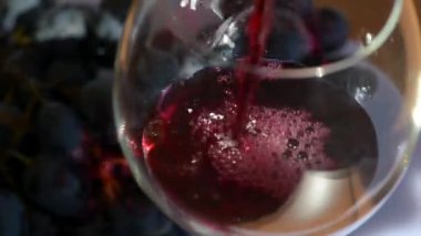 Pour şarap cam üzüm ile yakın çekim