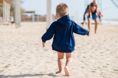 Bebek Çocuk yürüyüşüne beach arkadan görünüm