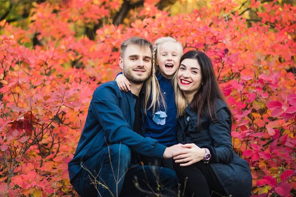 Felice famiglia sorridente ritratto nella foresta autunnale — Foto Stock