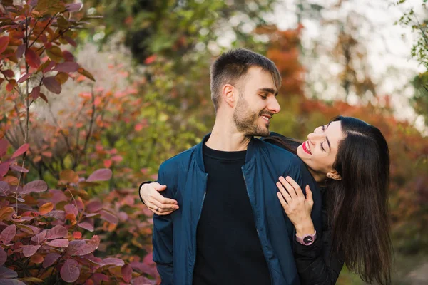 Šťastný mladý pár chodit v podzimním lese — Stock fotografie