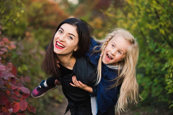 Joyeux jeune femme avec bébé fille d'âge préscolaire — Photo