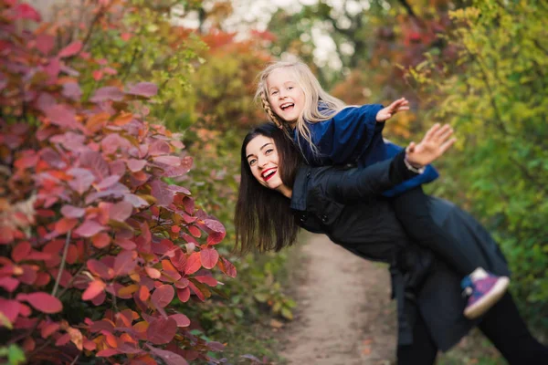 행복 한 어머니 뒤에 그녀의 딸을 잡으십시오 — 스톡 사진