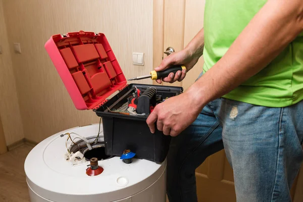 Master caja de herramientas abierta para fijar el calentador de agua — Foto de Stock
