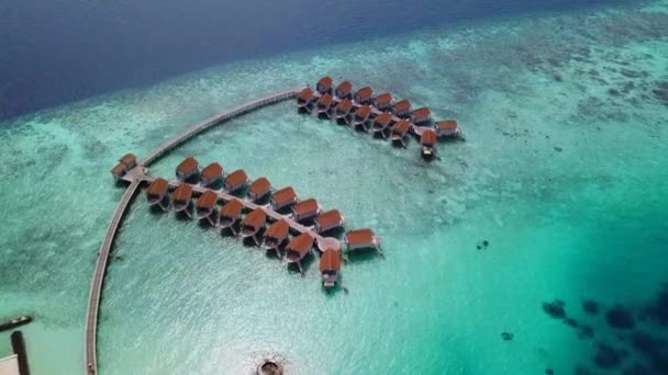 A légi felvétel a bungalows resort-óceán partján — Stock videók