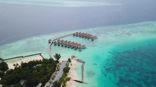 Tegemoetkomende drone schieten uit hotel turquoise Oceaan — Stockvideo