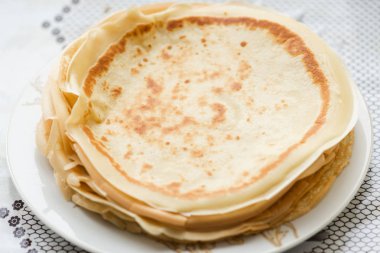 Rus tarzı taze ev yapımı kızarmış hamur işleri