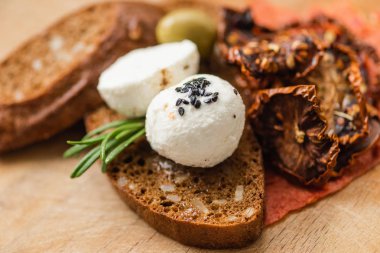 Ev yapımı peynir ile baharat ve kurutulmuş domates ile