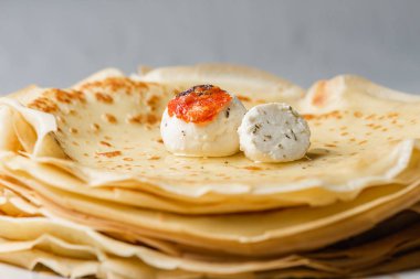 Ev yapımı peynir topları ile Rus tarzı ince krep