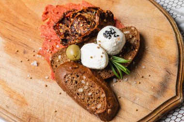 Arapça peynir baharatlarla topları biberiye, çörek otu, Kalindzhi, Sumy, Garam Masala ahşap masa